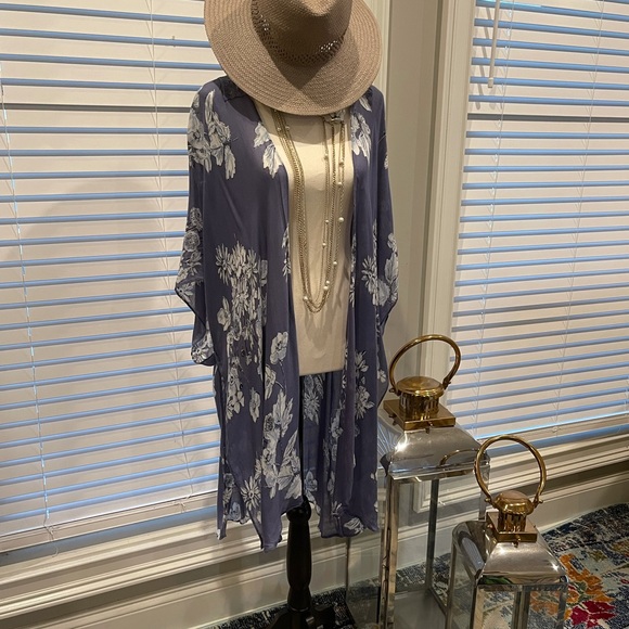 Beautiful Blue flowing floral kimono with crochet back - Picture 2 of 12